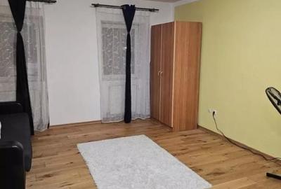 Garsonieră decomandată în Est