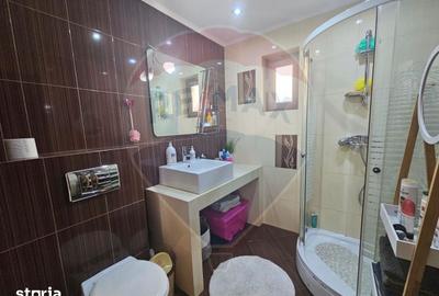 Casă cu 7 camere cu Teren 350 Mp în Central - 12
