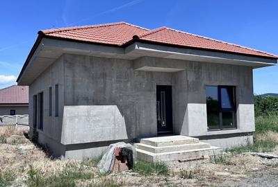 Casă individuală cu 4 camere cu Canalizare în Micești