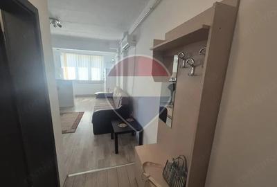 Apartament cu 3 camere semidecomandat în Podu Roș