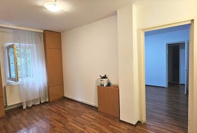Apartament cu 3 camere semidecomandat în Mioriței