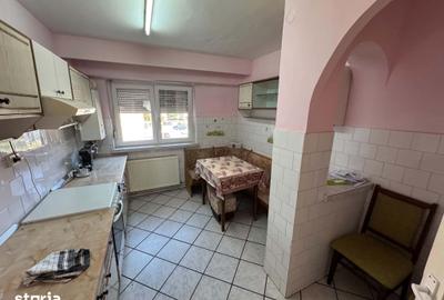 Apartament cu 3 camere decomandat în Carpați 2