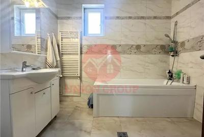 Casă cu 5 camere cu Canalizare în Ovidiu - 1