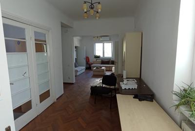 Apartament cu 3 camere semidecomandat în Tineretului