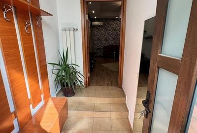 Apartament cu 3 camere în P-ța Alba Iulia