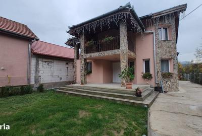 Casă cu 4 camere în Bejan