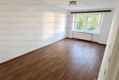 Apartament cu 3 camere semidecomandat în Tractorul