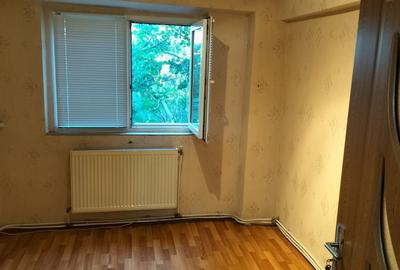 Apartament cu 3 camere decomandat în Obor