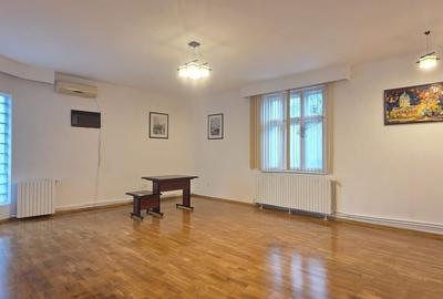 Casă cu 4 camere în Far