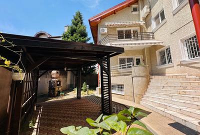Casă individuală cu 9 camere cu Canalizare în Vatra Luminoasă