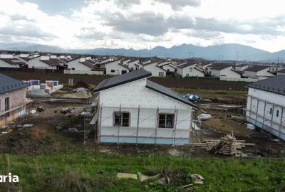 Casă cu 4 camere cu Teren 470 Mp în Sânpetru