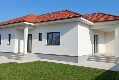 Casă cu 4 camere în Domnești