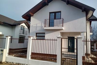 Casă cu 4 camere cu Canalizare în Est