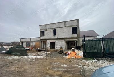 Casă cu 6 camere cu Teren 478 Mp în Lumina