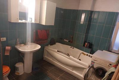 Casă cu 8 camere cu Teren 580 Mp în Central
