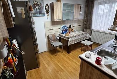 Apartament cu 3 camere semidecomandat în Central