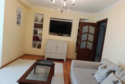 Apartament cu 3 camere decomandat în Titan