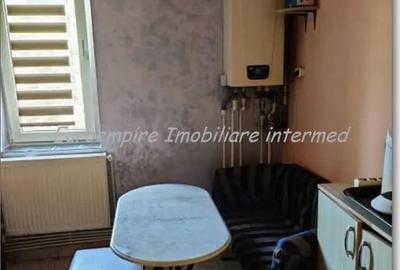Apartament cu 3 camere semidecomandat în Abator