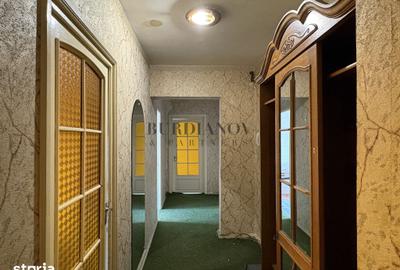 Apartament cu 4 camere semidecomandat în Militari