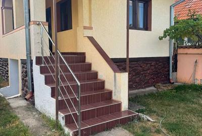 Casă cu 3 camere în Lelești