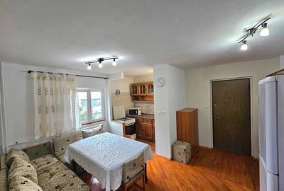 Apartament cu 3 camere, mobilat în Tei
