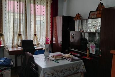 Apartament cu 3 camere semidecomandat în Săsar