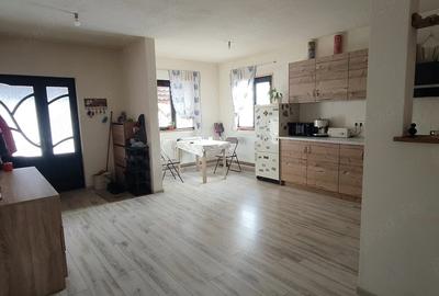 Casă cu 3 camere cu Teren 800 Mp în Central - 1