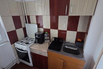 Apartament cu 2 camere semidecomandat în Gorjului