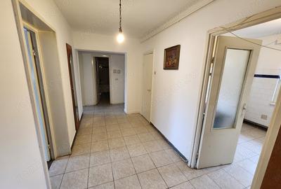 Apartament cu 3 camere decomandat în Bălcescu