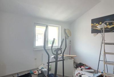 Apartament cu 2 camere decomandat în Km 4 - 3