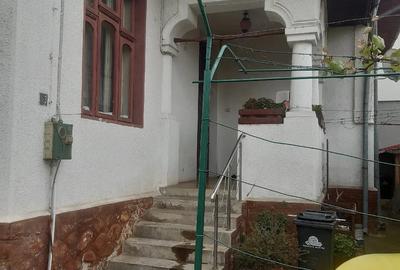Casă cu Teren 1471 Mp în Central - 1