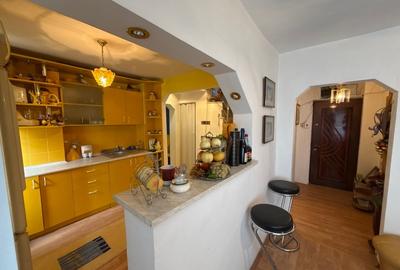 Apartament cu 5 camere semidecomandat, mobilat în Central