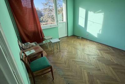Apartament cu 3 camere semidecomandat în Calea București