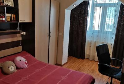 Apartament cu 3 camere decomandat în Exterior Vest