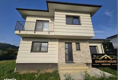 Casă cu 4 camere cu Teren 500 Mp în Central - 1