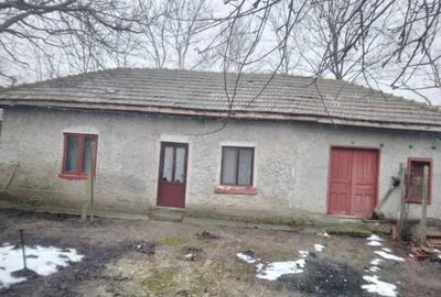 Casă cu 4 camere cu Teren 1450 Mp în Ștorobăneasa