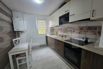 Apartament cu 3 camere semidecomandat, mobilat în Ciucului