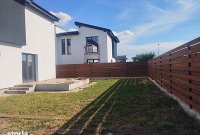 Casă cu 3 camere cu Canalizare în Central
