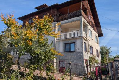 Casă individuală cu 5 camere cu Canalizare în Fieni