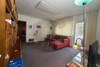 Apartament cu 3 camere semidecomandat, mobilat în Girocului