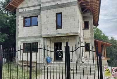 Casă cu Teren 1200 Mp în Copăcelu