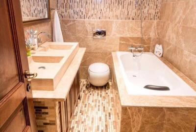 Casă cu 4 camere cu Teren 1500 Mp în Central