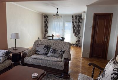 Apartament cu 3 camere decomandat, mobilat în P-ța Alba Iulia