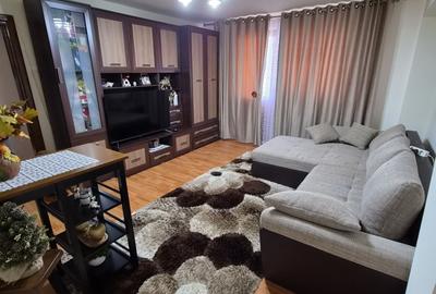 Apartament cu 3 camere decomandat în Teilor