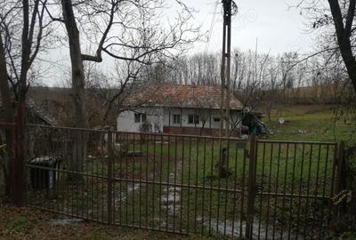 Casă cu 3 camere în Cătina - 1