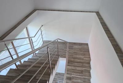Casă cu 6 camere cu Garaj în DN 1 - 8