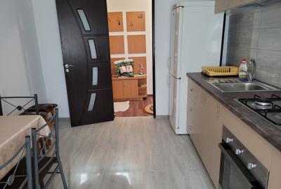 Apartament cu 3 camere decomandat în CET - 9