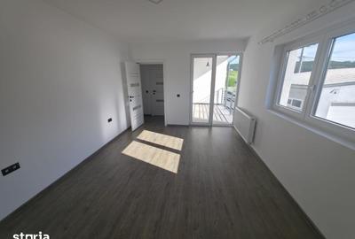 Casă cu 4 camere cu Teren 200 Mp în Livezeni - 1