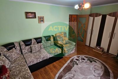 Apartament cu 3 camere decomandat în Est