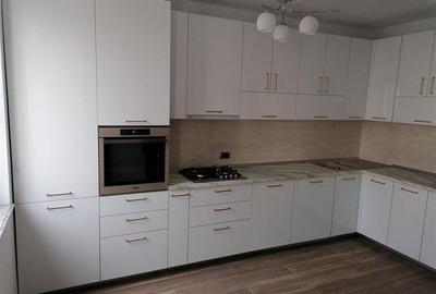 Apartament cu 3 camere decomandat în Tractorul - 2